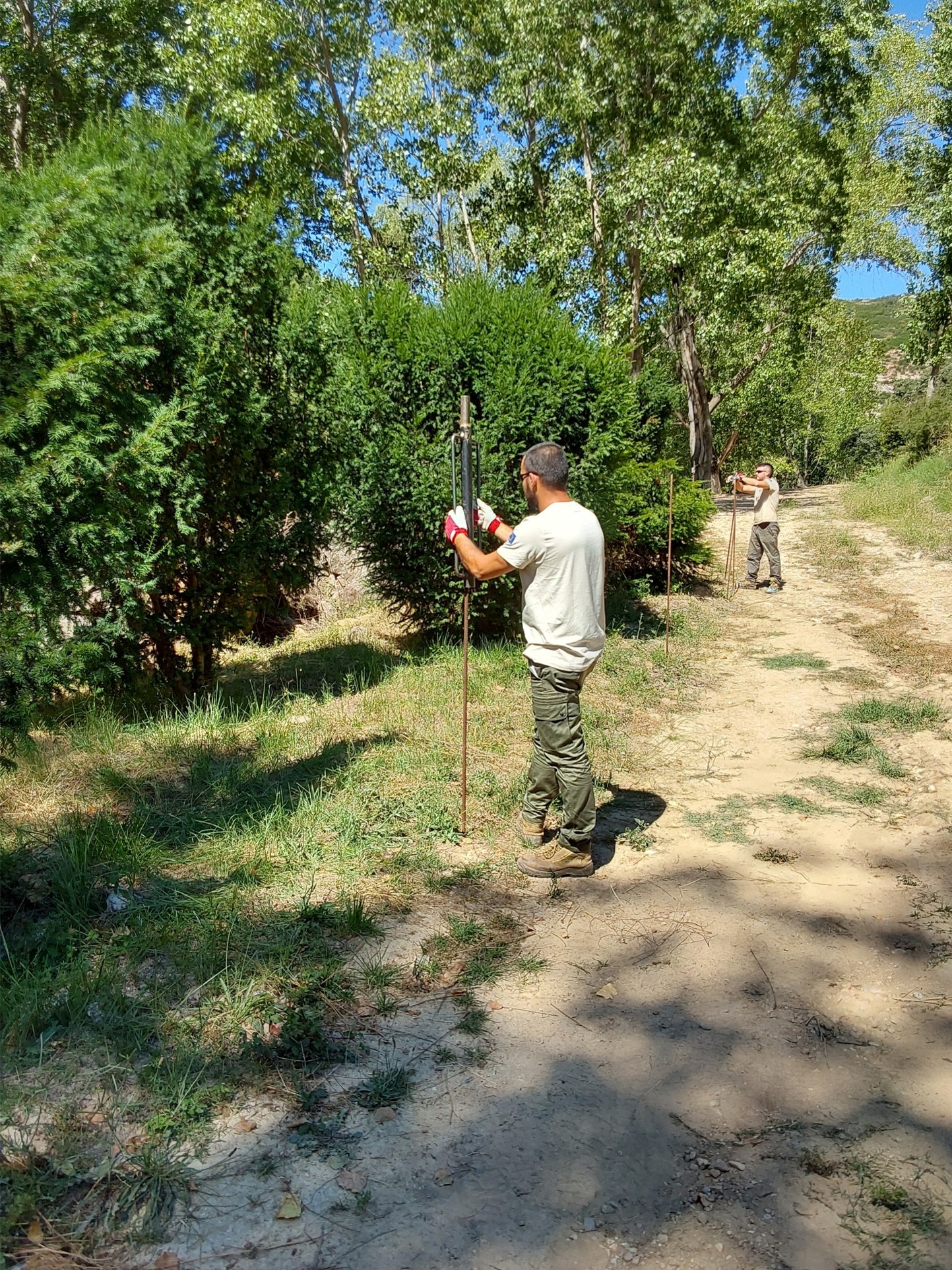 🌿🌲 Instalación de un nuevo vallado protector en la Fuente de la Alhòndiga (Chiva)