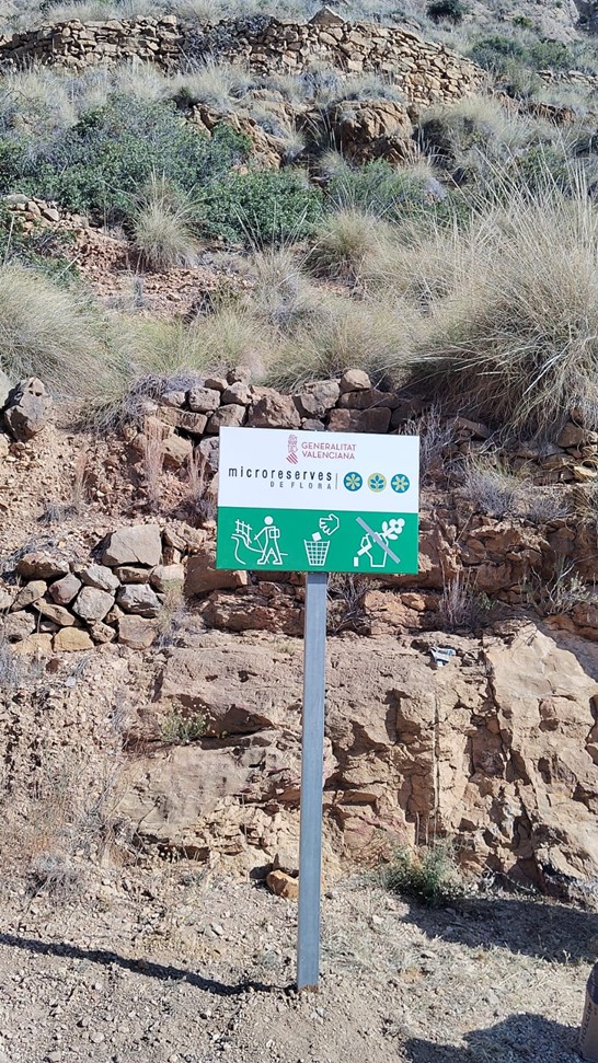 🌿🪧 Instalación de señalización en la Microrreserva de Flora del Racó de la Creu
